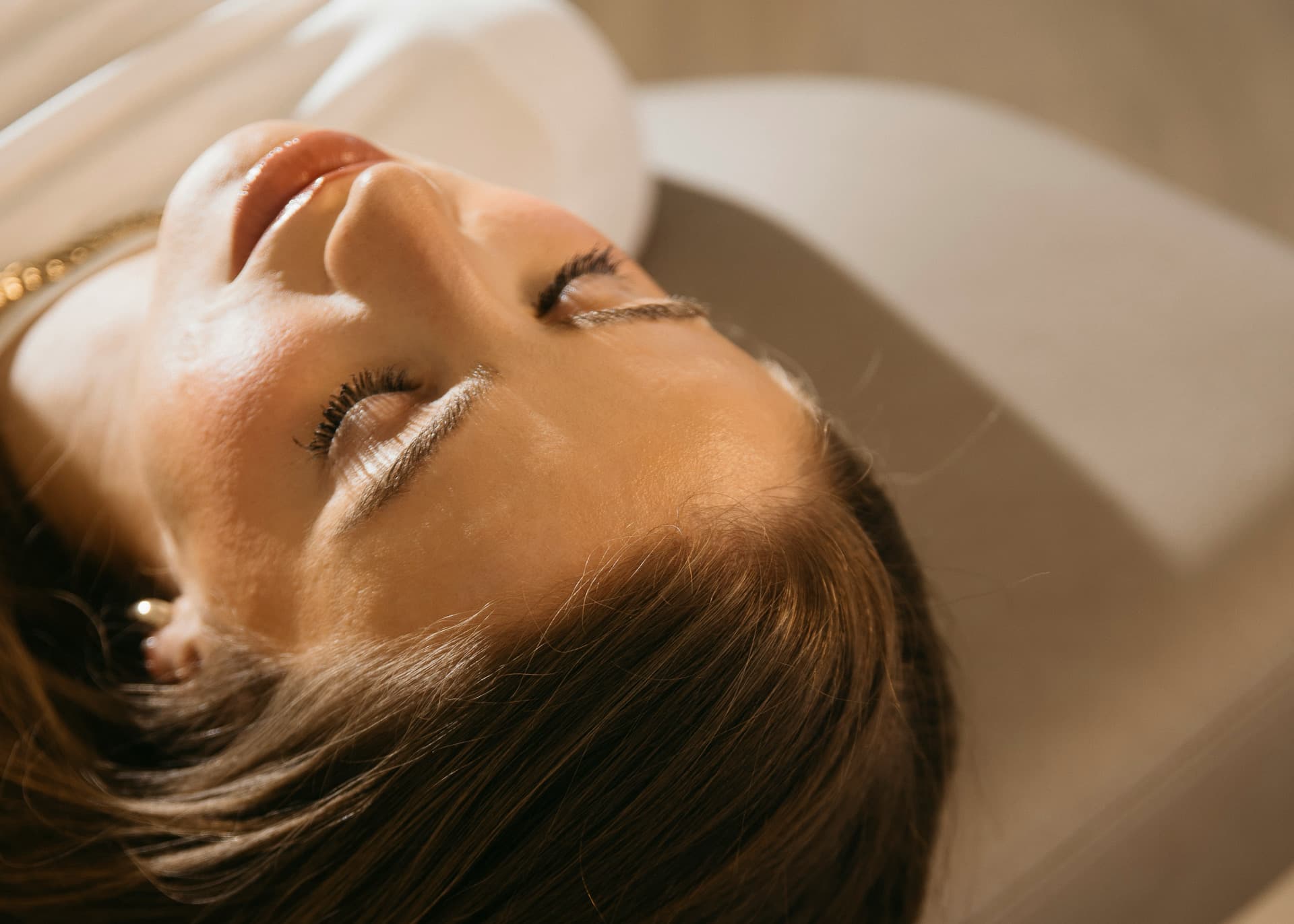 Client relaxing during a lash treatment at Studio Zeny